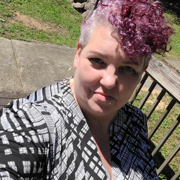 Meet your Posher, Jenny - Picture 2 of 2